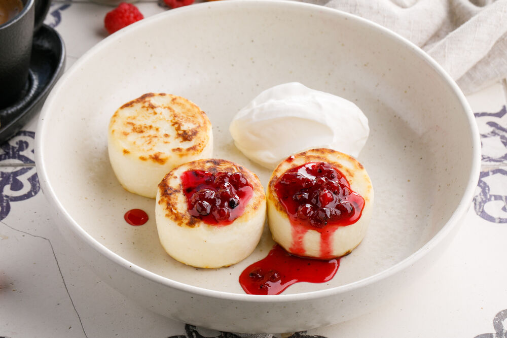 Cheesecakes with red currant jam