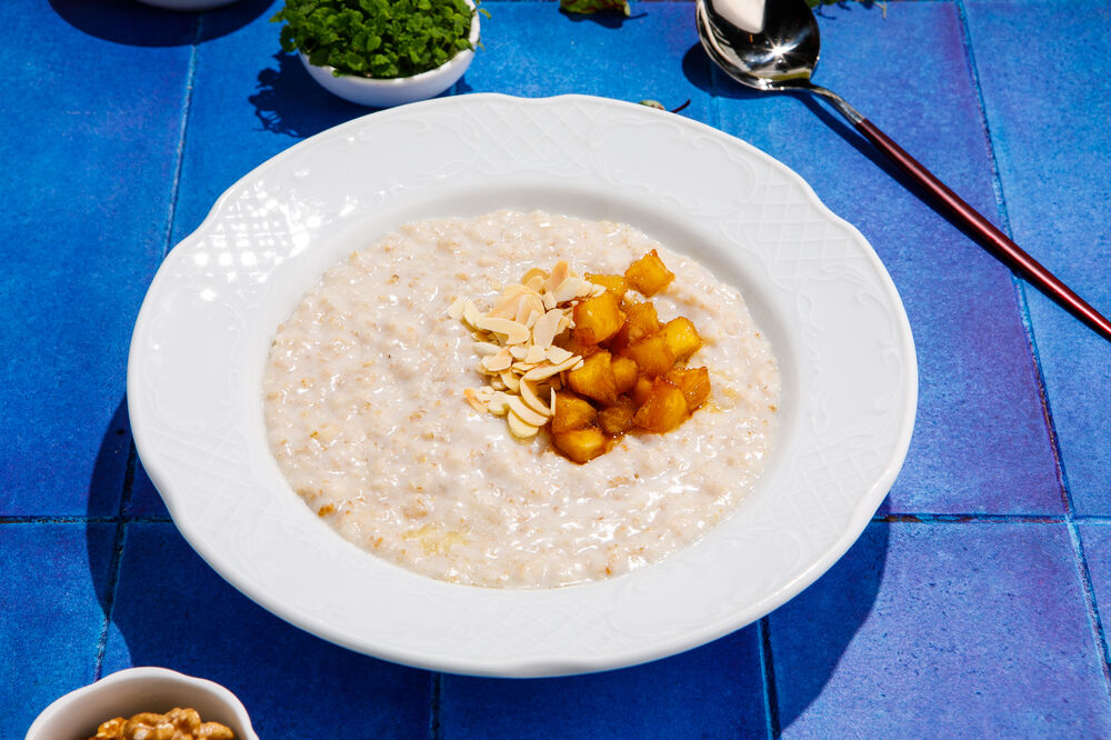 Oatmeal with apple and almonds