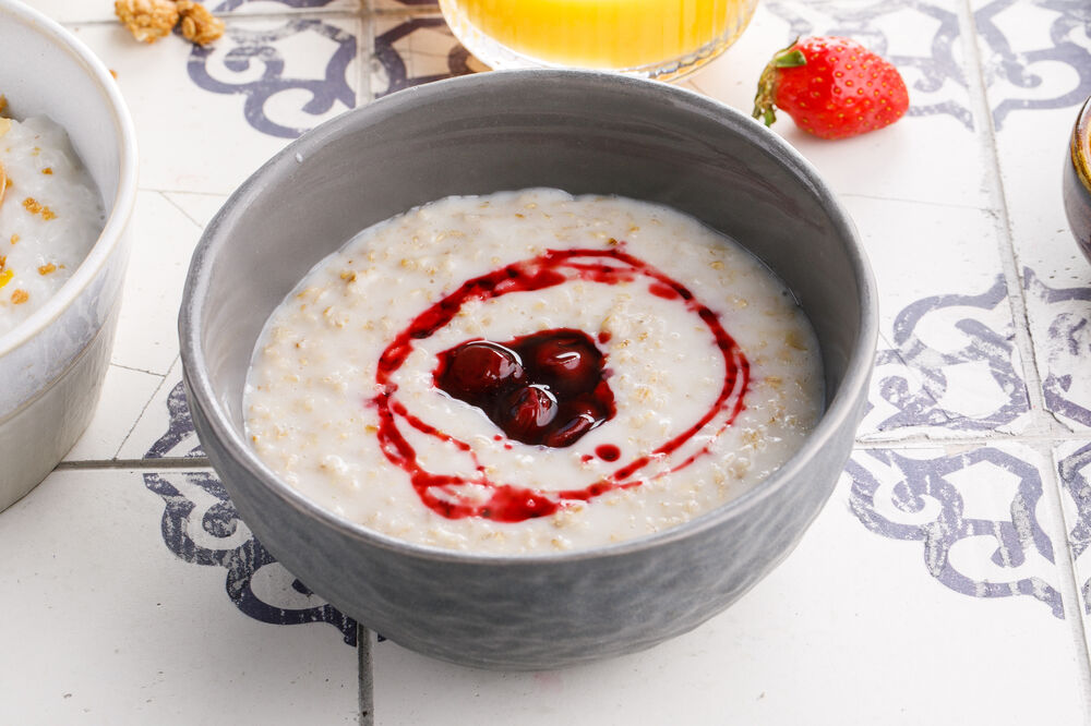  Oatmeal porridge with cherry confiture
