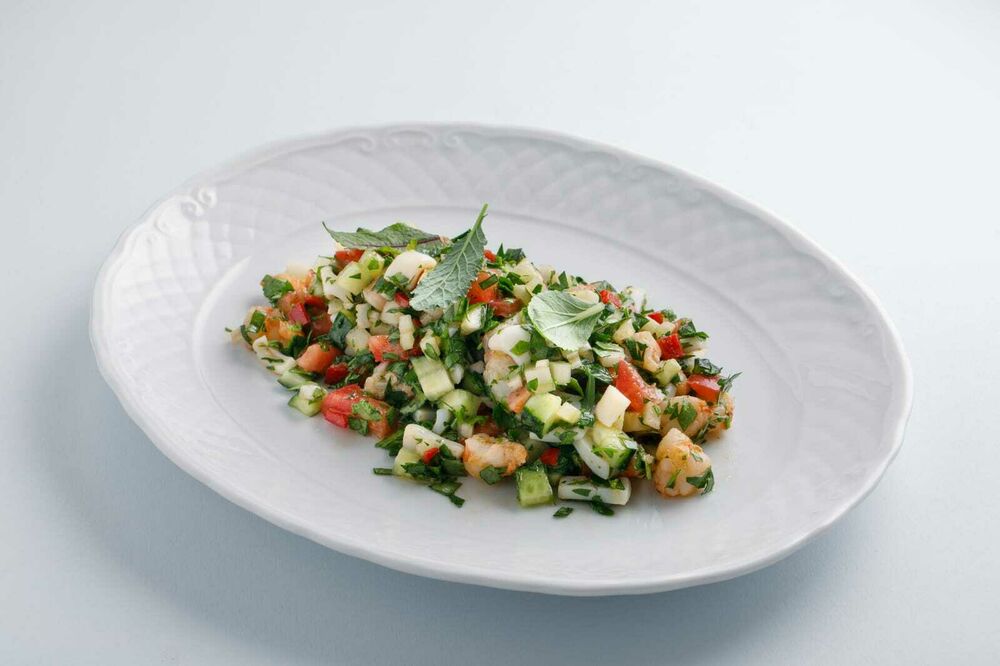 Vegetable salad with seafood 