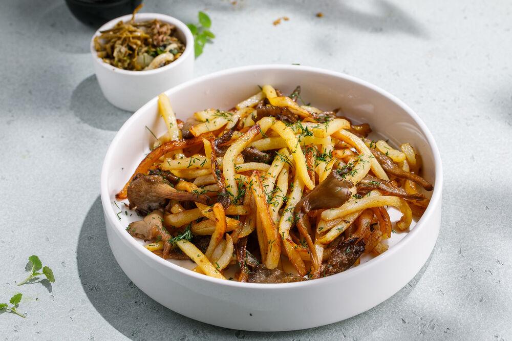Жареный картофель с сезонными грибами и джонджоли