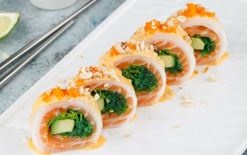 Sashimi roll with salmon,chuka and arugula