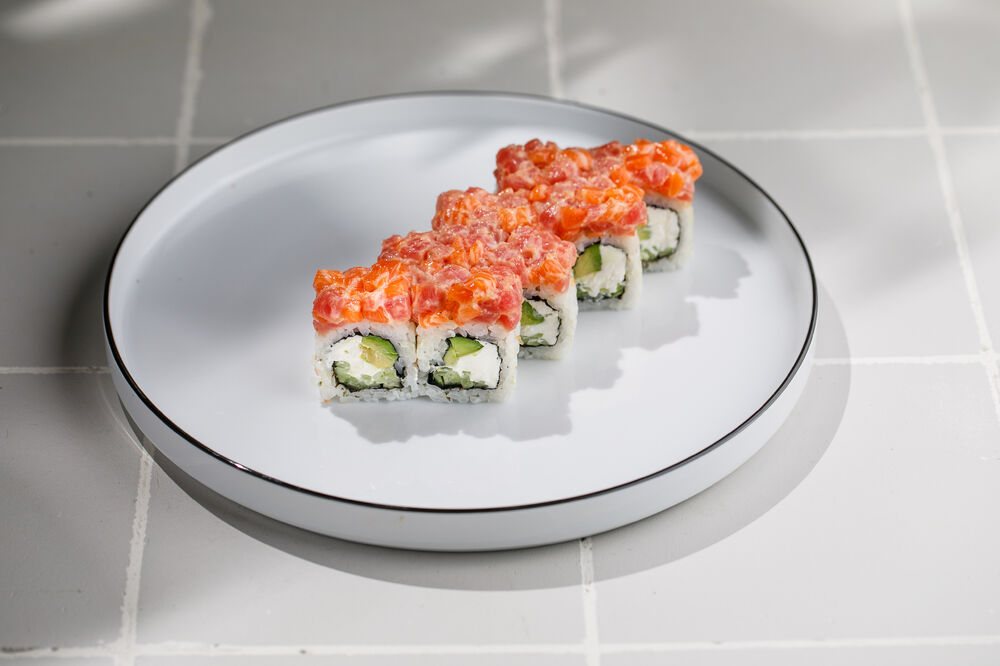 Salmon and tuna tartare roll
