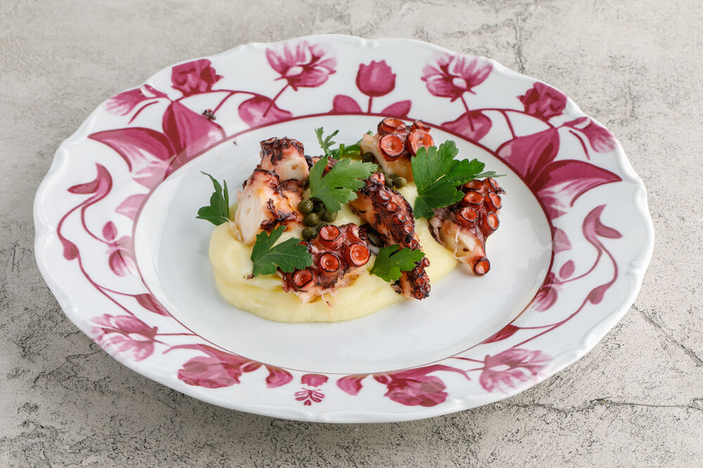 Grilled octopus with mushed potatoes 