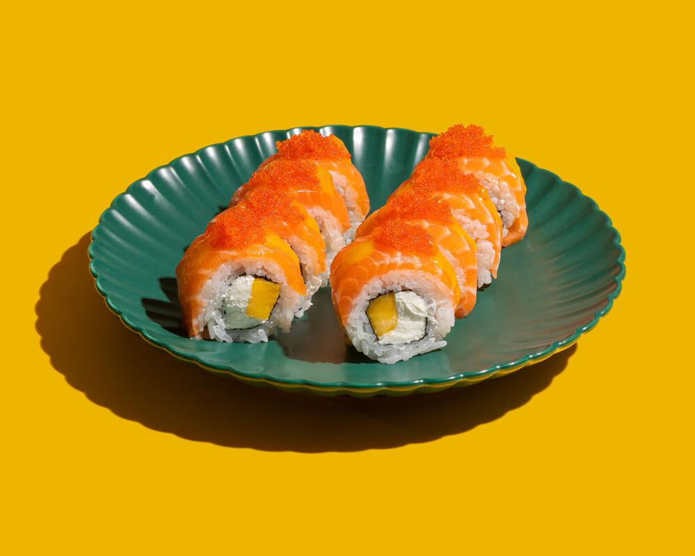  Roll with salmon and mango