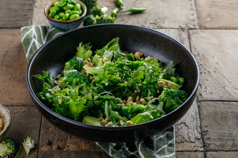 Green salad with broccoli and avocado