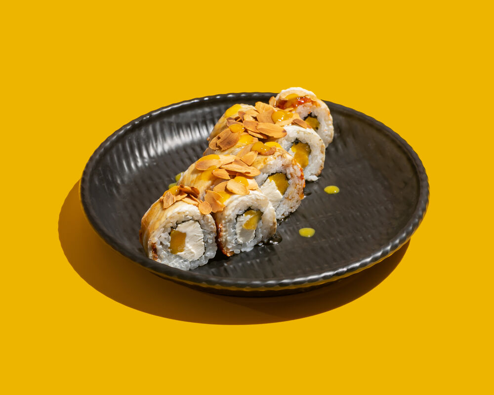 Roll with eel and mango