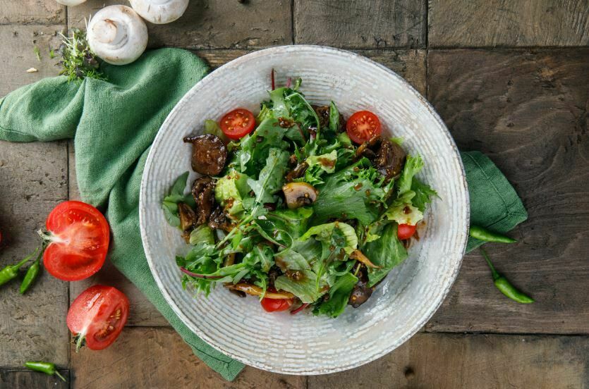 Warm salad with chicken liver and mushrooms