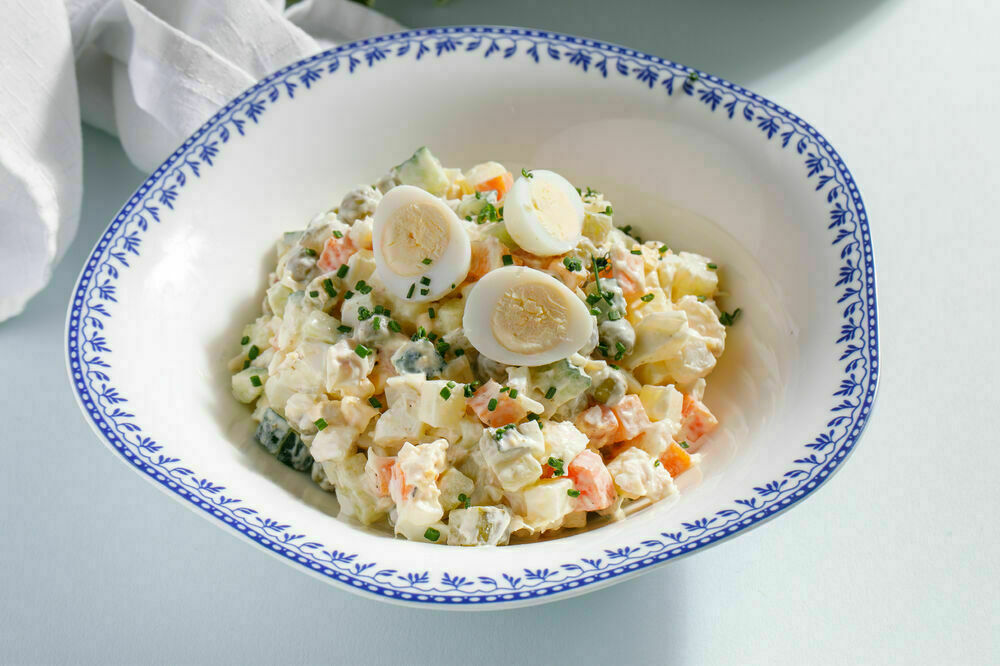 оливье с копченой треской. салат с курицей и сухариками. оливье с рыбой. салат охотничий с грибами. салат баварский охотничий.