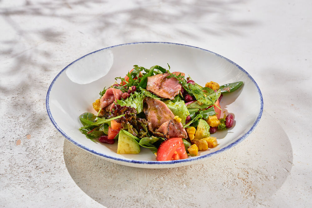 Roast beef salad with beans and baby corn
