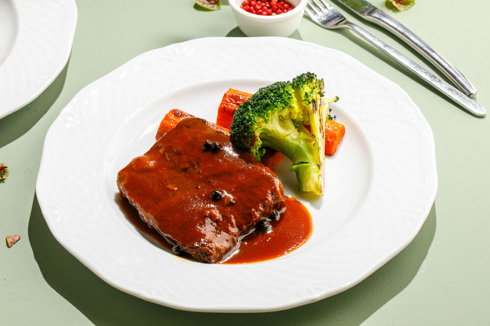 Stewed beef with carrots and broccoli