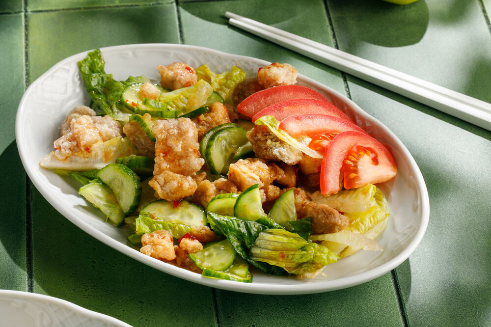 Salad with spicy chicken