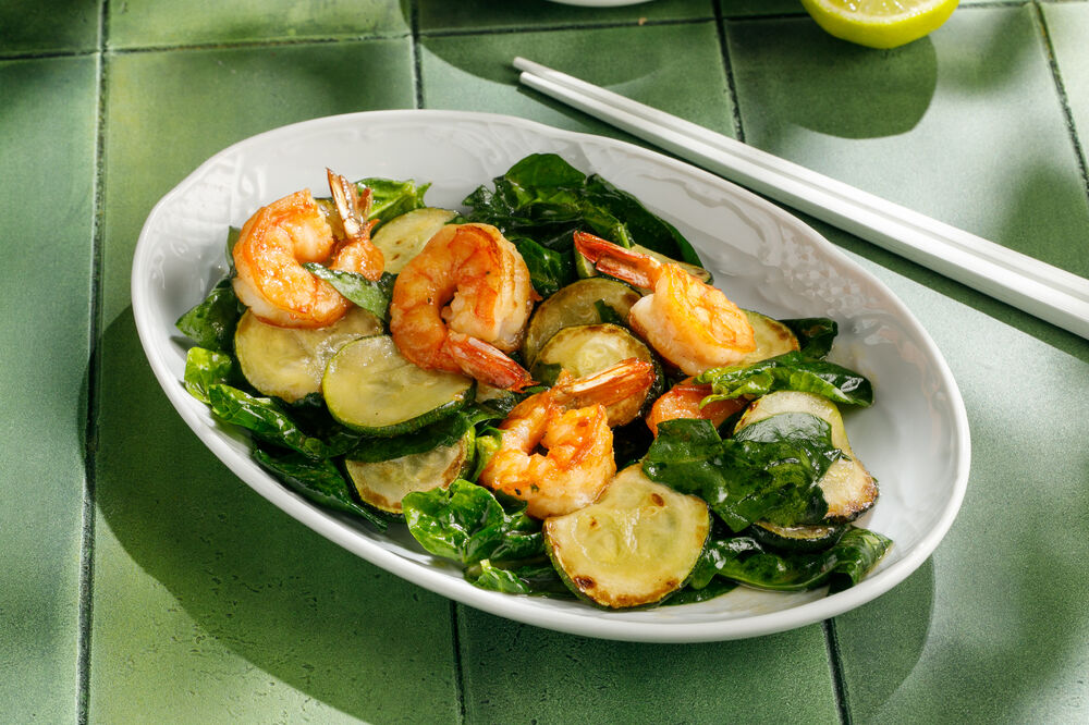 Salad with zucchini and shrimp