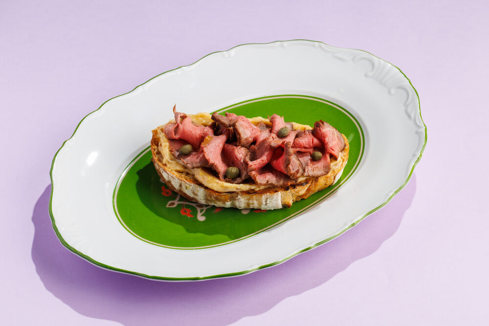 Crispy bruschetta with roast beef