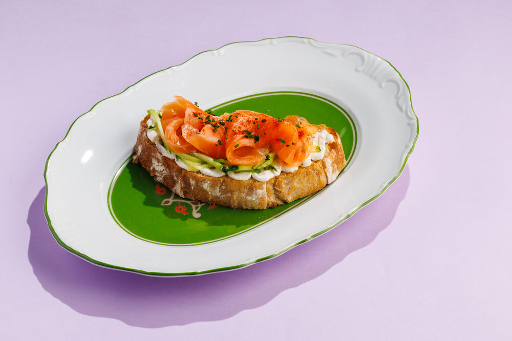 Crispy bruschetta with salmon