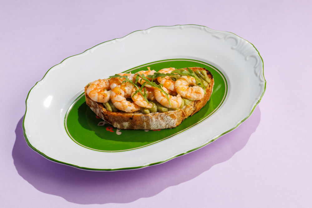 Crispy bruschetta with shrimp