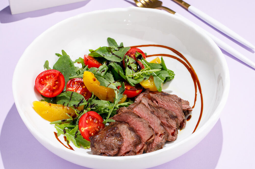 Salad with roast beef and peaches