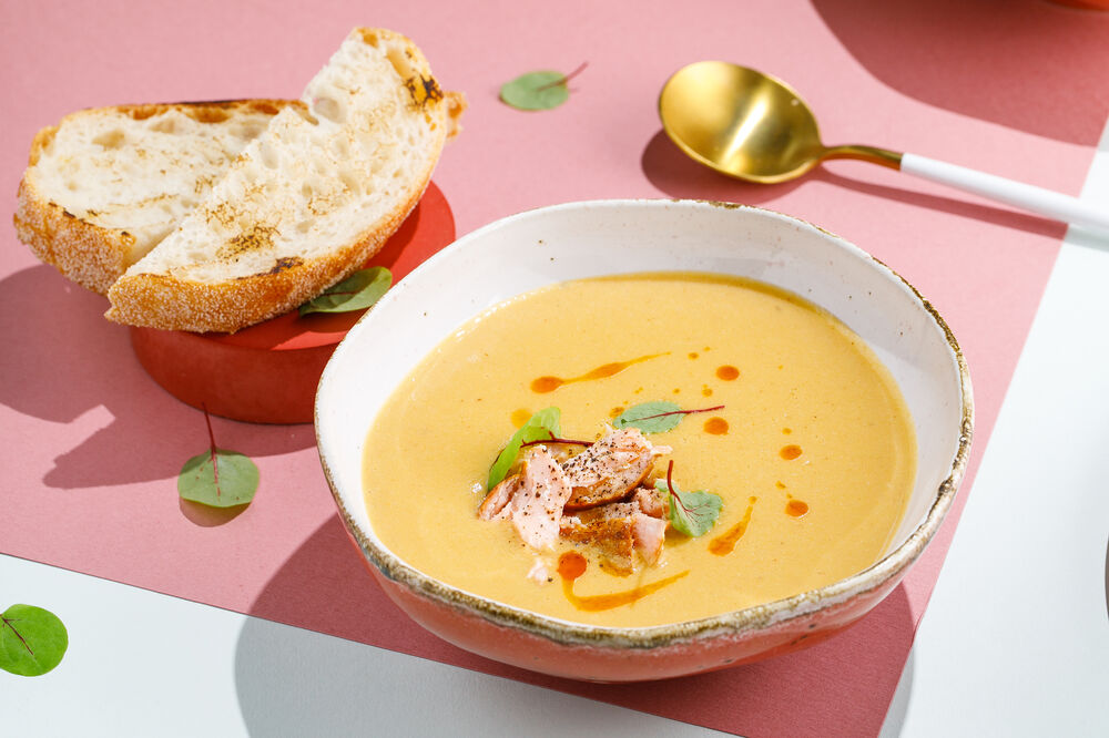 Cream soup with salmon
