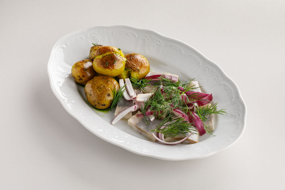 Сельдь олюторская с мятым картофелем и укропом