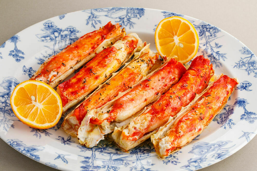 Запеченные фаланги камчатского краба с соусом (6 шт)