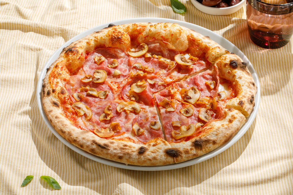 Pizza "Prosciutto cotto" with mushrooms