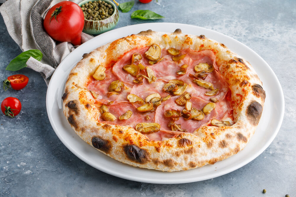 Pizza "Prosciutto cotto" with mushrooms