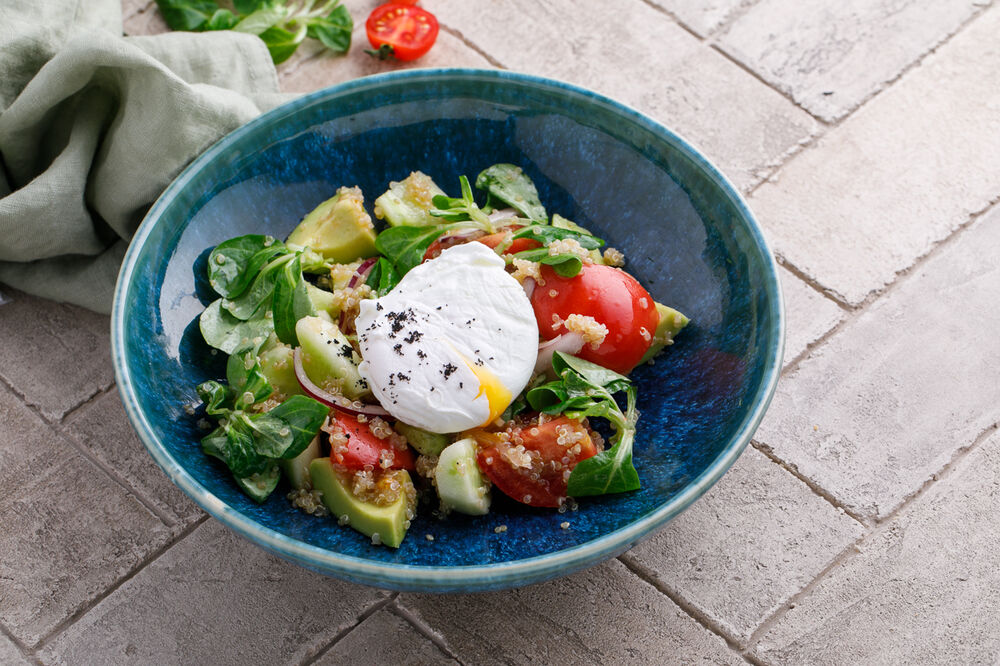 Salad with vegetables, quinoa and poached egg