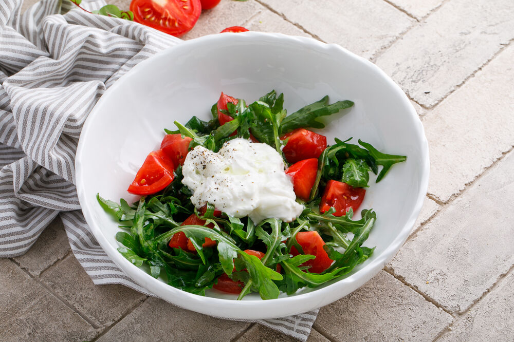 Salad with arugula, Stracciatella and tomatoes