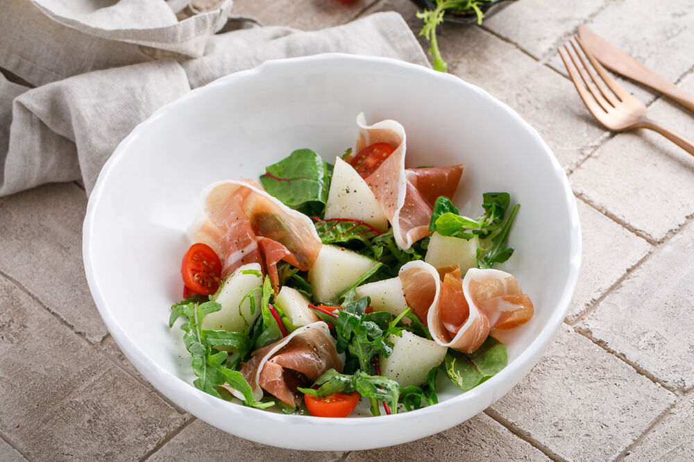 Salad with melon and parma