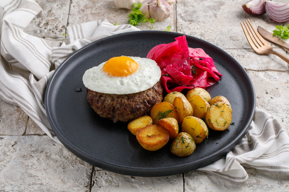 Beefsteak with egg and baby potatoes