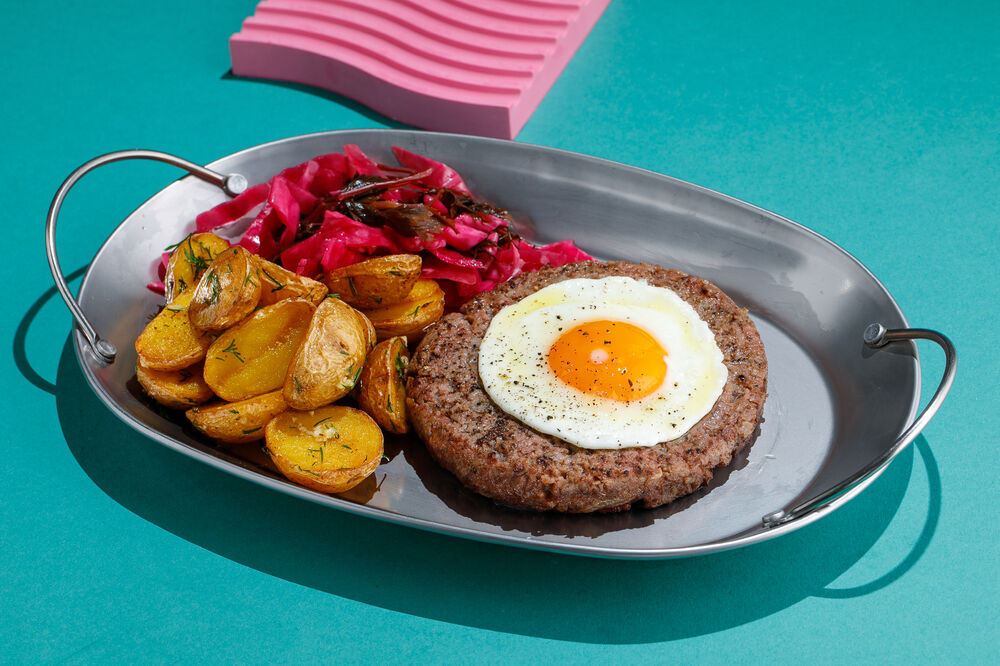 Beefsteak with baby potatoes