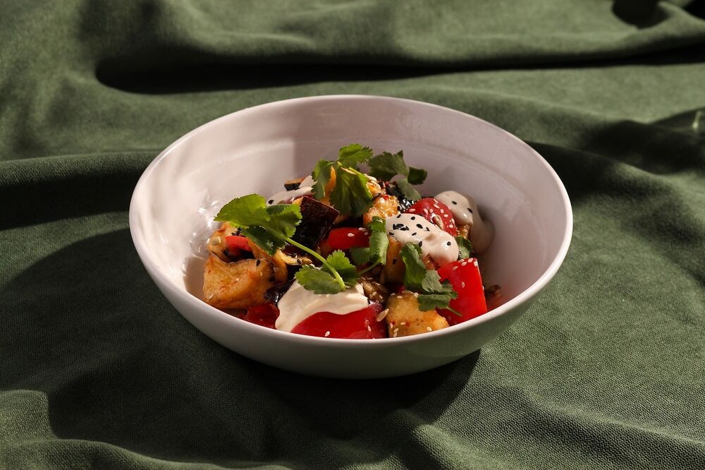 Салат с хрустящими баклажанами и томатами