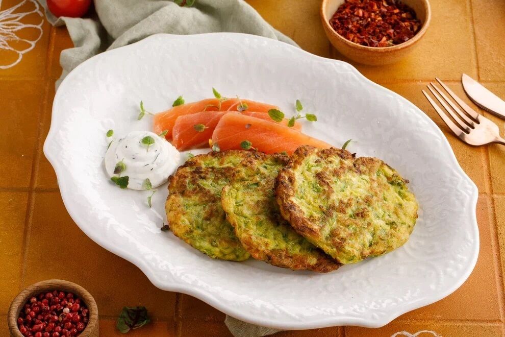 Zucchini pancakes with salmon