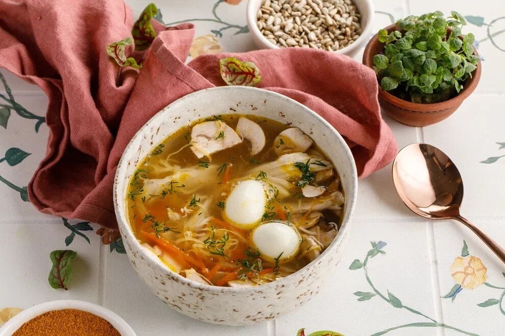 Куриный суп с домашней лапшой и грибами
