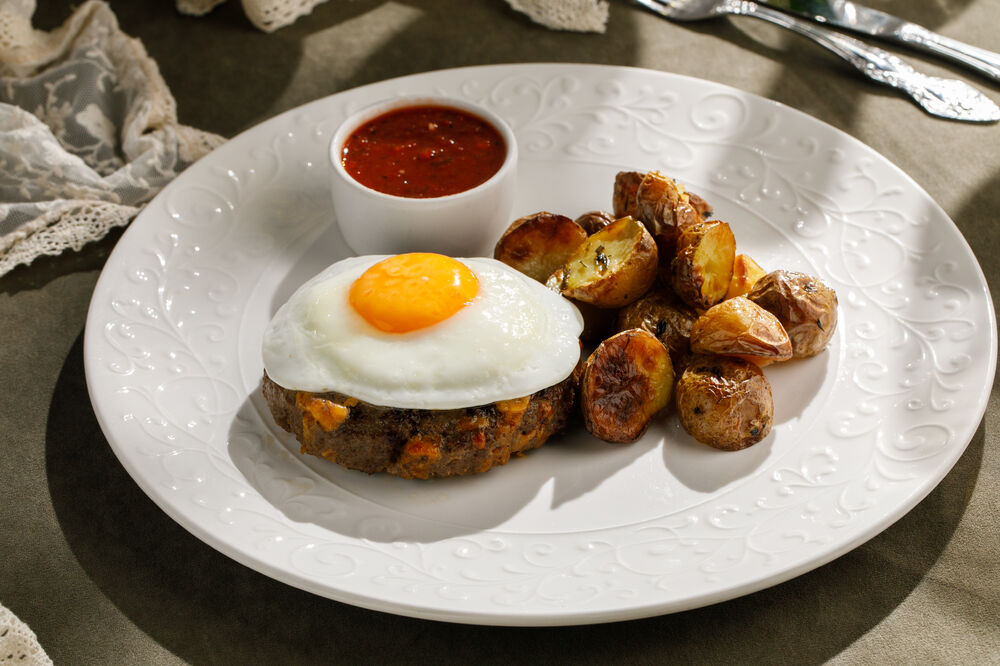 Бифштекс с яйцом