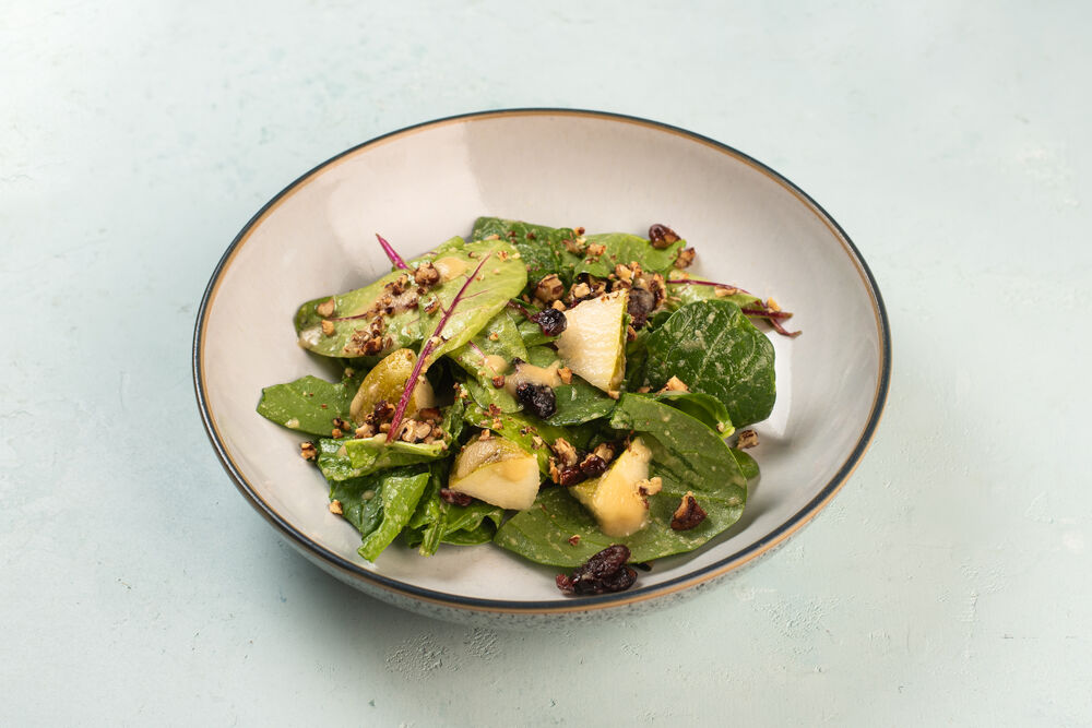 Green salad with pear and pecans