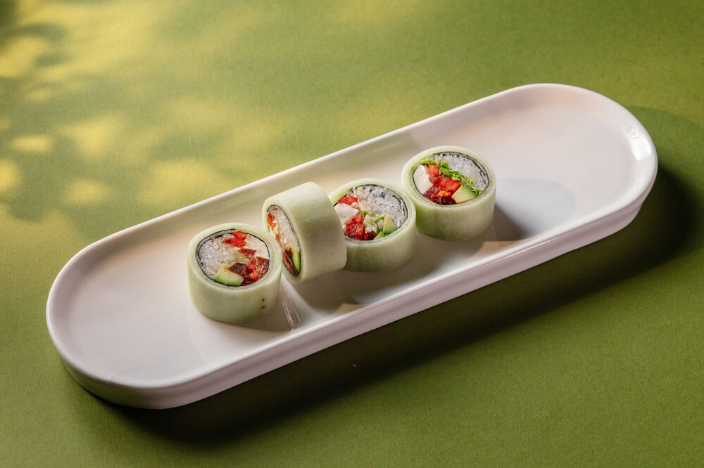 Фирменный ролл в огурце с сыром Тофу 