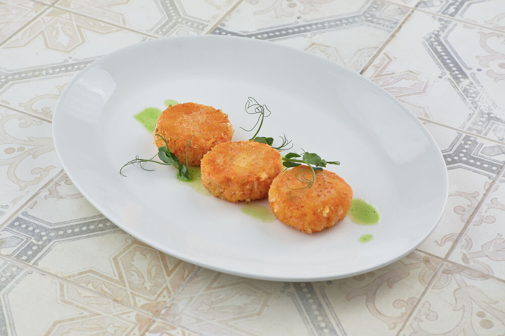 Морковные котлеты со сметаной и брусникой