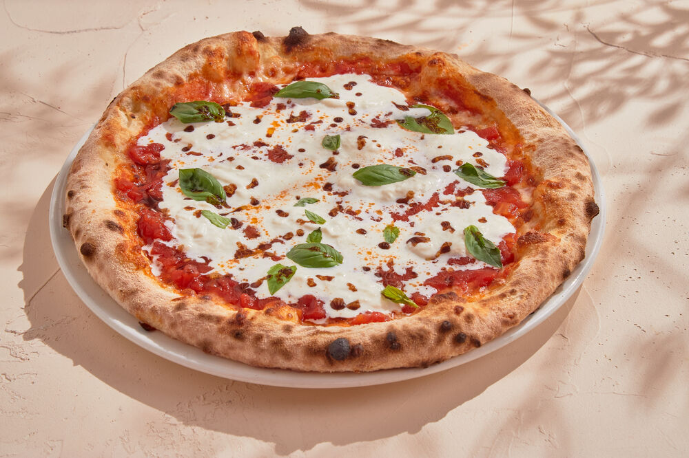 Pizza Con Pomodoro with strachatella