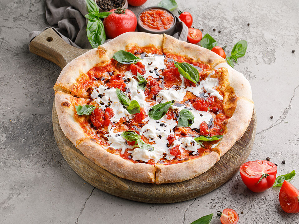 Pizza Con Pomodoro with strachatella