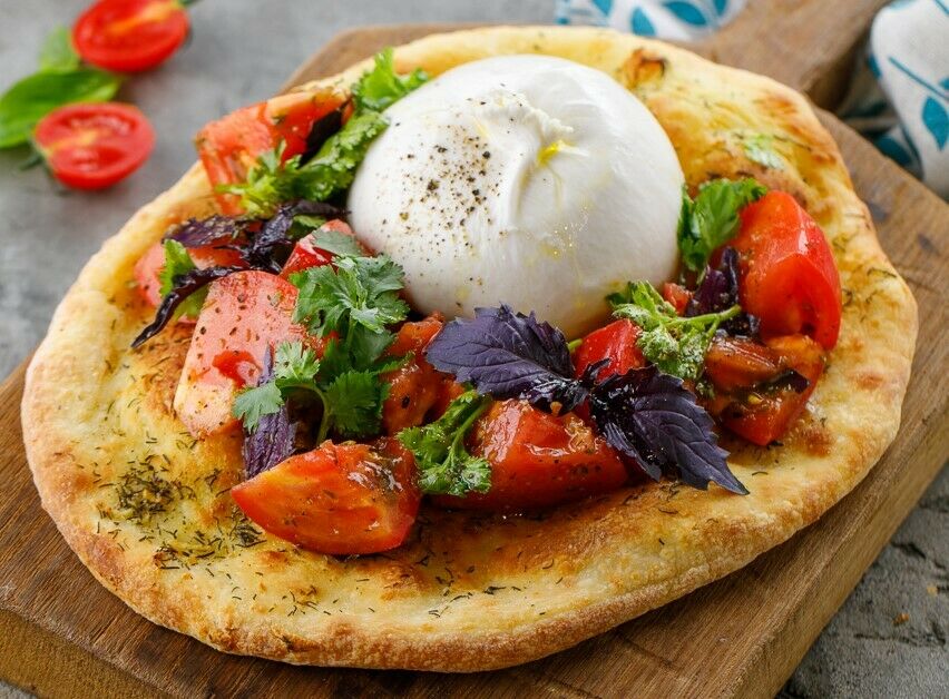 Spicy flatbread with tomatoes and burrata