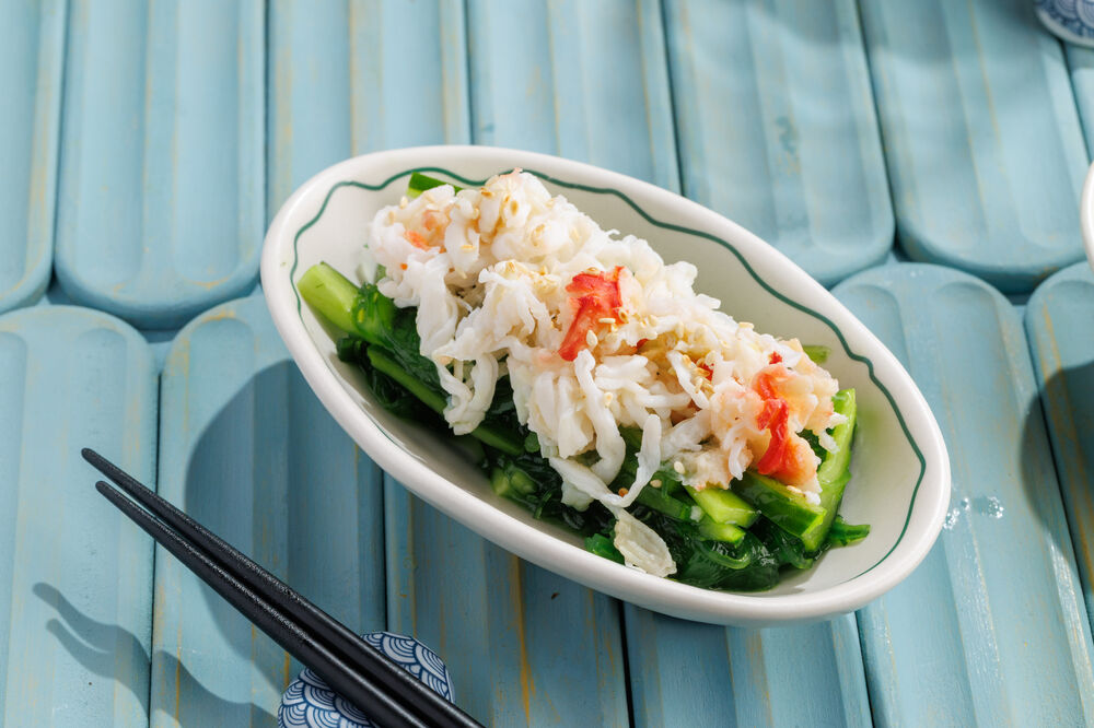 Kaiso salad with shrimp tempura