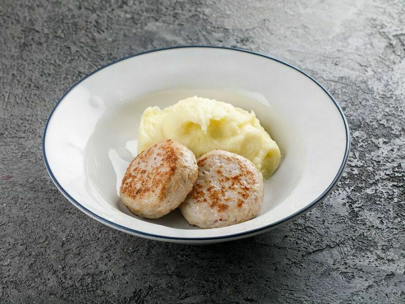  Baby chicken cutlets with mashed potatoes