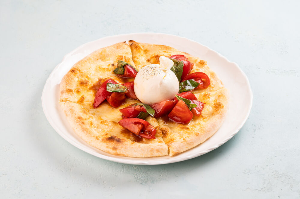 Pizzetta with burrata and tomatoes