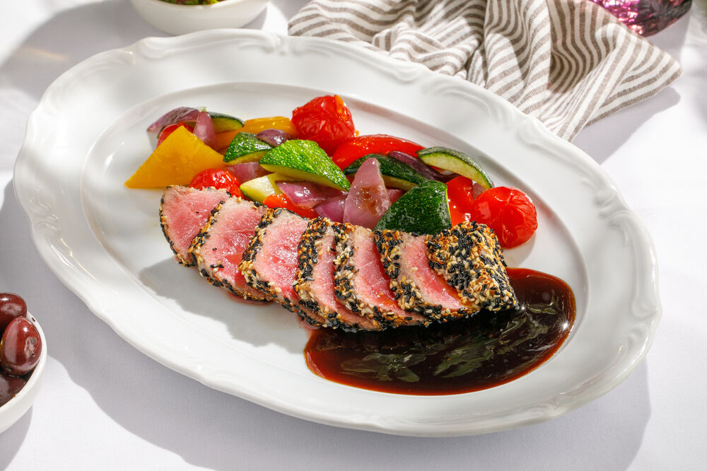 Tuna in sesame with vegetables