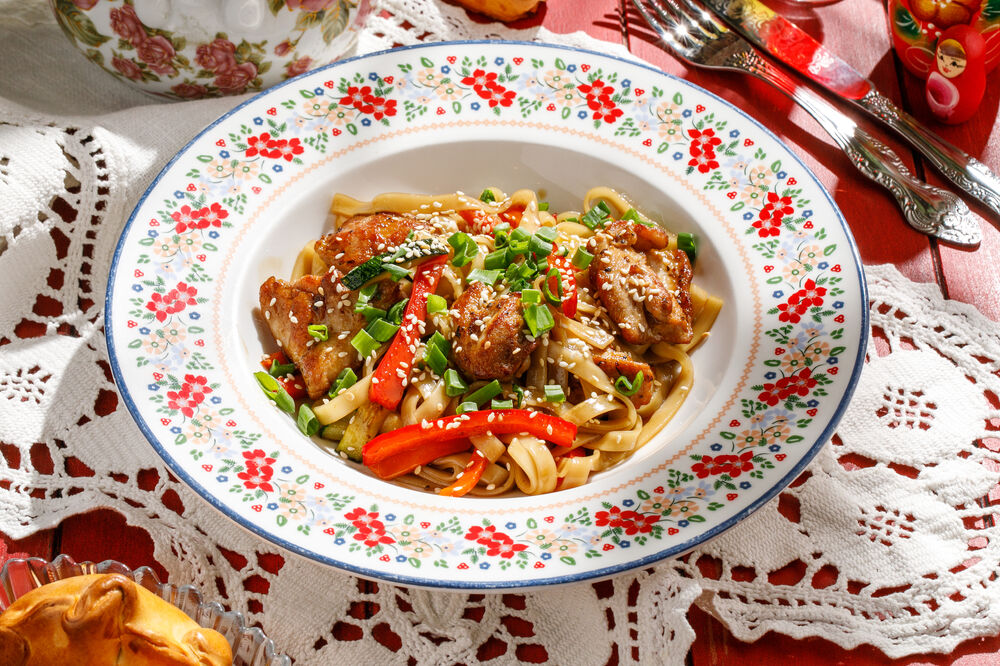 Wheat noodles with chicken and vegetables