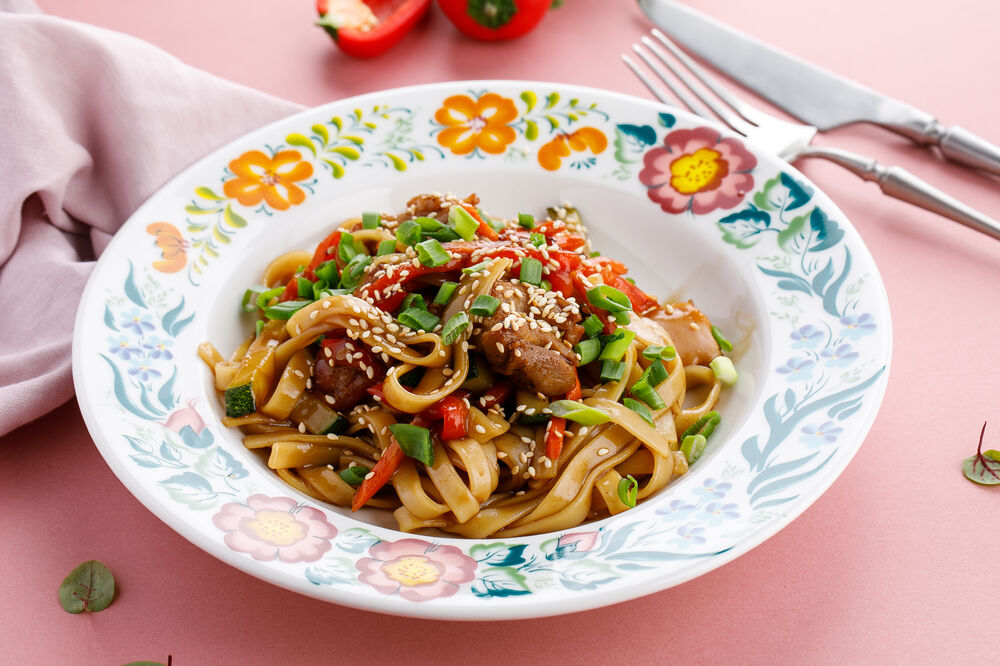 Wheat noodles with chicken and vegetables