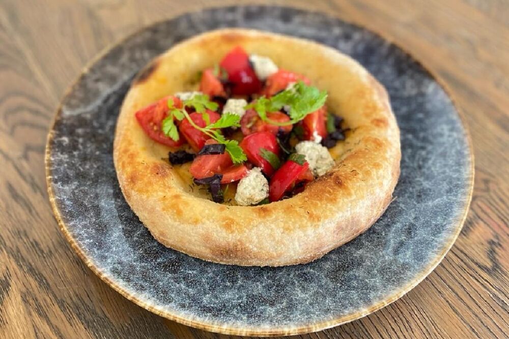 Swan flatbread with tomatoes and nadugi