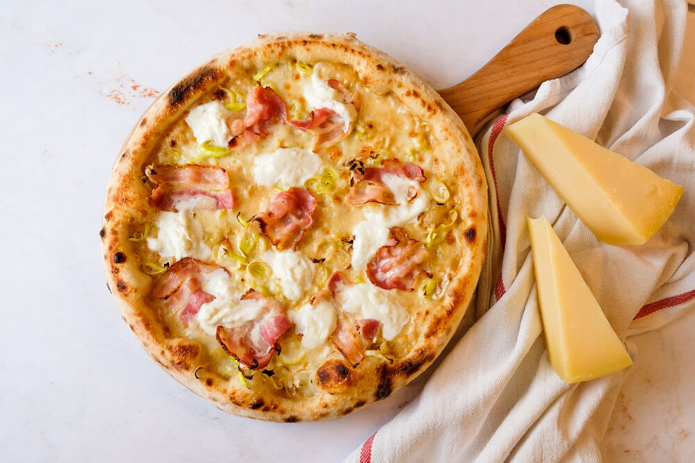 Pizza with strachatella, bacon and leeks