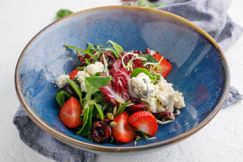 Salad with seasonal berries and gorgonzola